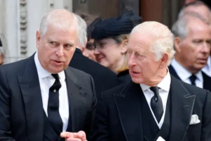 Rei Charles quebra silêncio sobre a prisão do irmão, ex-príncipe Andrew
