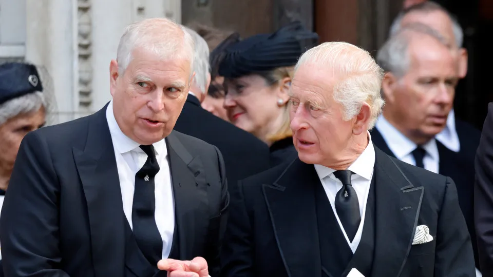 Rei Charles quebra silêncio sobre a prisão do irmão, ex-príncipe Andrew