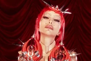 Sabrina Sato simula nudez e surge com piercings no rosto na Sapucaí