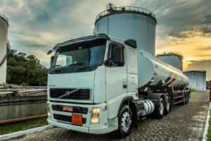 Setor de combustíveis responde por 25% do ICMS estadual e movimenta R$ 210 bilhões em tributos, aponta estudo