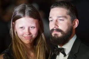 Shia LaBeouf e Mia Goth teriam se separado em segredo há um ano, diz jornal
