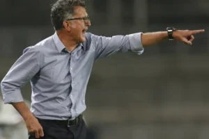 Técnico do Remo 'demite' jogador durante coletiva