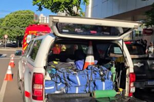 Trabalhador tem traumatismo craniano após cair de telhado de shopping, em Maringá