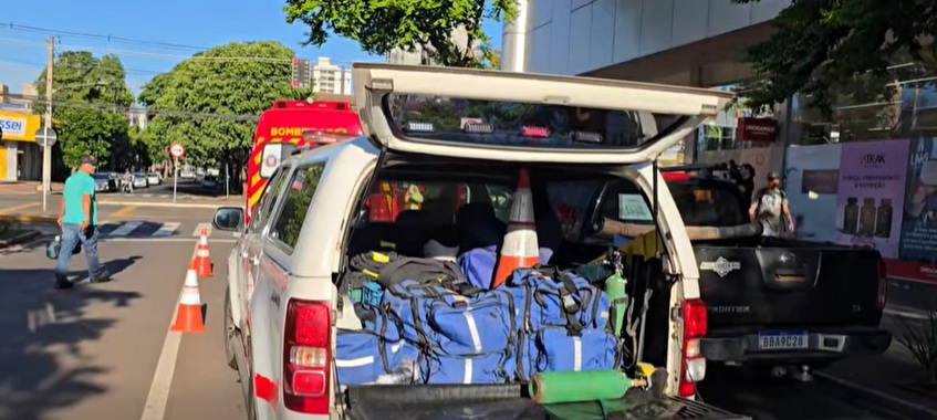 Trabalhador tem traumatismo craniano após cair de telhado de shopping, em Maringá