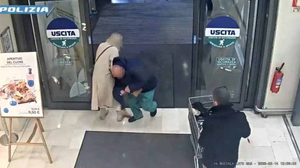 Vídeo mostra tentativa de sequestro de bebê em supermercado na Itália