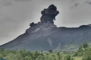 Vulcão Kanlaon entra em erupção nas Filipinas; veja as imagens