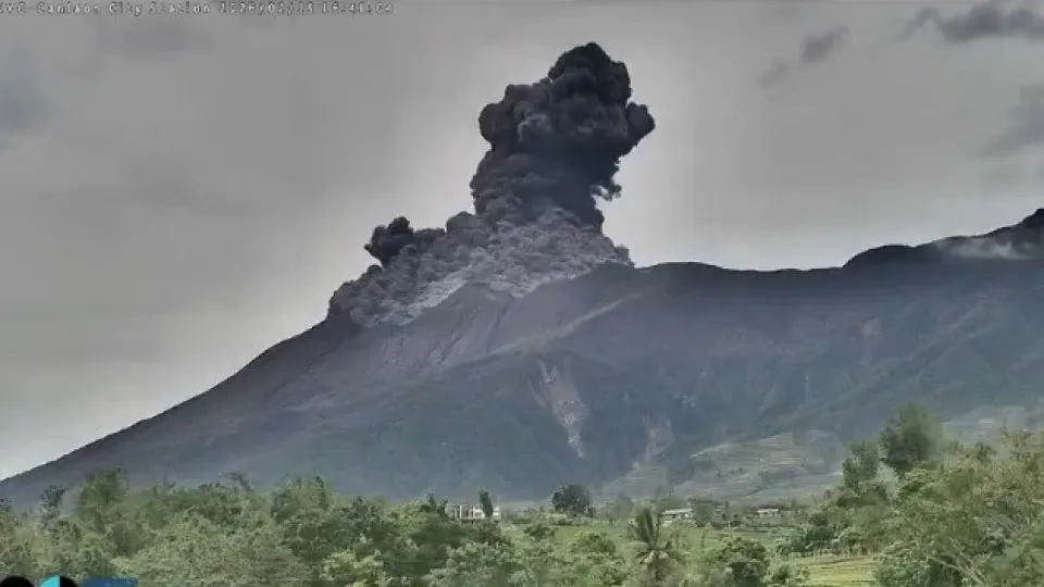 Vulcão Kanlaon entra em erupção nas Filipinas; veja as imagens