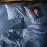 A posição que você dorme pode estar encurtando seu tempo de vida