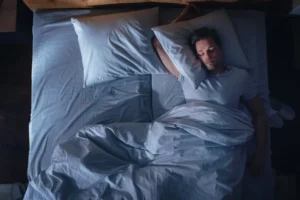 A posição que você dorme pode estar encurtando seu tempo de vida