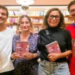 Andrea Beltrão vai a evento com os três filhos e posa para rara foto em família