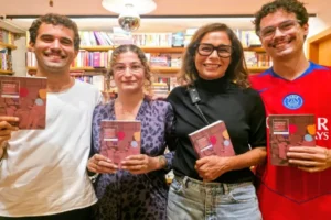 Andrea Beltrão vai a evento com os três filhos e posa para rara foto em família