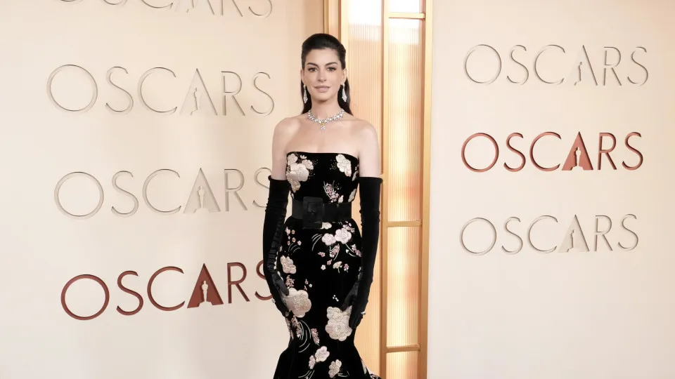 Anne Hathaway abre o coração sobre inseguranças com o corpo