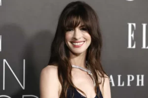 Anne Hathaway barra modelos muito magras em sequência de 'O Diabo Veste Prada'
