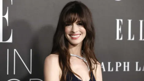 Anne Hathaway barra modelos muito magras em sequência de 'O Diabo Veste Prada'