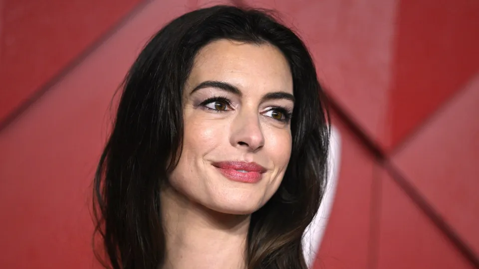 Anne Hathaway revela truque para parecer 'mais acordada' no Oscar
