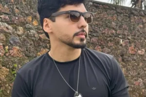 Após condenação de cantor por estupro, filha posta: 'Enterro meu genitor'