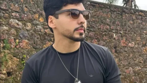 Após condenação de cantor por estupro, filha posta: 'Enterro meu genitor'