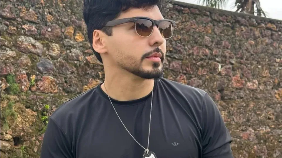 Após condenação de cantor por estupro, filha posta: 'Enterro meu genitor'