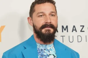 Após prisão, Shia LaBeouf é flagrado de cueca em saguão de hotel na Itália