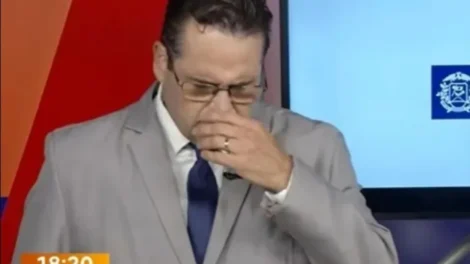 Apresentador do Cidade Alerta passa mal ao vivo e deixa programa; vídeo