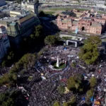 Argentinos lotam praça de Maio e criticam Milei em ato relembrando 50 anos do golpe militar