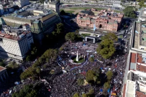 Argentinos lotam praça de Maio e criticam Milei em ato relembrando 50 anos do golpe militar