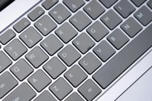 As teclas "F" e "J" do teclado são diferentes. Já pensou porquê?