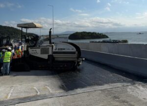 Asfalto-borracha na ponte de Guaratuba reaproveita cerca de 23 mil pneus