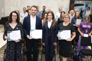 Assembleia Legislativa outorga menções honrosas em reconhecimento a profissionais do Hemocentro Regional de Maringá 