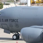 Avião militar dos EUA cai na guerra contra o Irã; grupo assume ataque