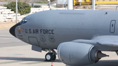 Avião militar dos EUA cai na guerra contra o Irã; grupo assume ataque