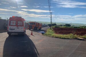 Avó morre atropelada por caminhão enquanto levava neto para a creche