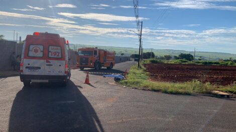 Avó morre atropelada por caminhão enquanto levava neto para a creche