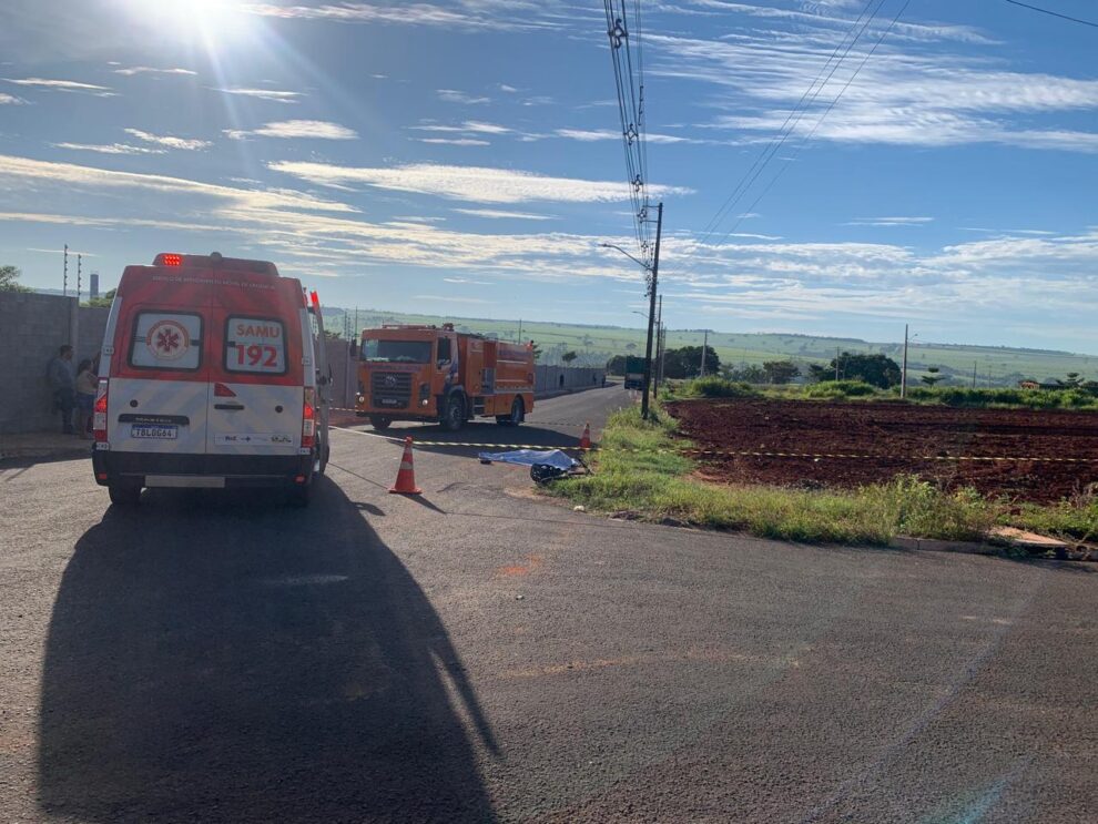 Avó morre atropelada por caminhão enquanto levava neto para a creche