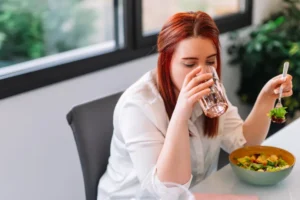 Beber água durante as refeições ajuda ou atrapalha na digestão?