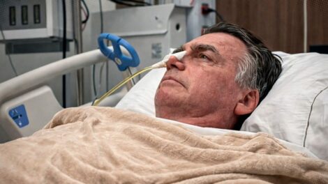 Bolsonaro apresenta melhora clínica, mas segue em UTI
