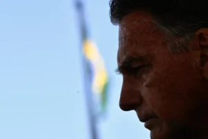 Bolsonaro está estável, mas situação é extremamente grave, diz médico