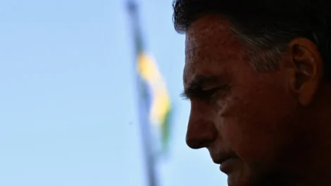 Bolsonaro está estável, mas situação é extremamente grave, diz médico