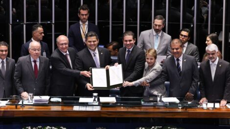 Brasil oficializa acordo com União Europeia que vai zerar tarifas de 90% dos produtos