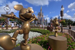 Brasileira é presa após jogar café em idosa em parque da Disney