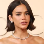 Bruna Marquezine deslumbra no Oscar com vestido prateado da Gucci