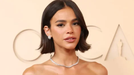 Bruna Marquezine deslumbra no Oscar com vestido prateado da Gucci
