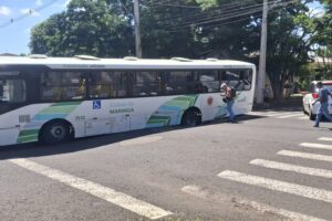 Buraco abre no asfalto e engole roda de ônibus na Avenida Kakogawa, em Maringá