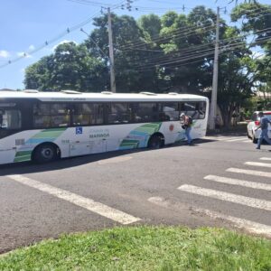 Buraco abre no asfalto e engole roda de ônibus na Avenida Kakogawa, em Maringá
