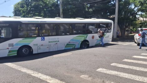 Buraco abre no asfalto e engole roda de ônibus na Avenida Kakogawa, em Maringá