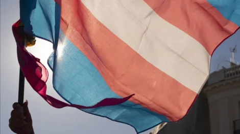 COI proíbe atletas trans de disputarem categoria feminina nas Olimpíadas