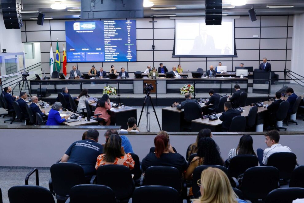 Câmara de Maringá aprova reajuste salarial para vereadores, servidores efetivos e comissionados