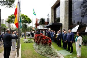 Câmara de Maringá pode pagar R$ 60 mil em mastros e bandeiras para gabinetes de vereadores