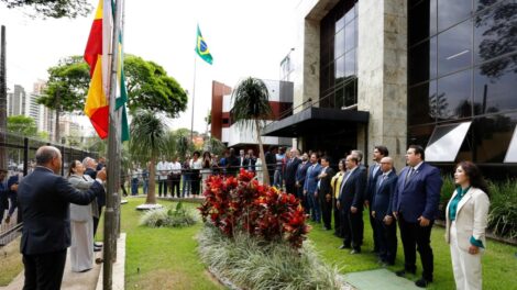 Câmara de Maringá pode pagar R$ 60 mil em mastros e bandeiras para gabinetes de vereadores