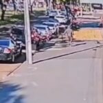 Câmera de segurança registra momento em que criminoso invade barbearia e mata dois em Maringá